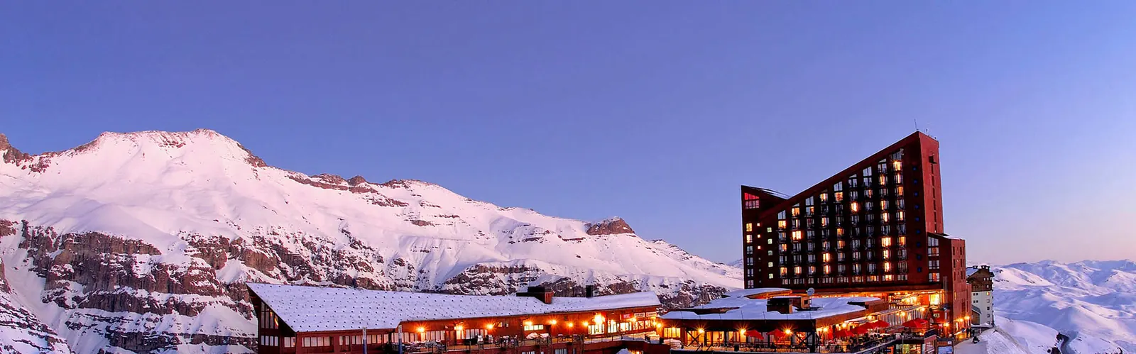 Hotel y pistas nevadas en la cordillera, sector Farellones y Valle Nevado