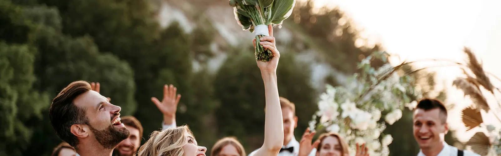 Novios e invitados celebrando al aire libre