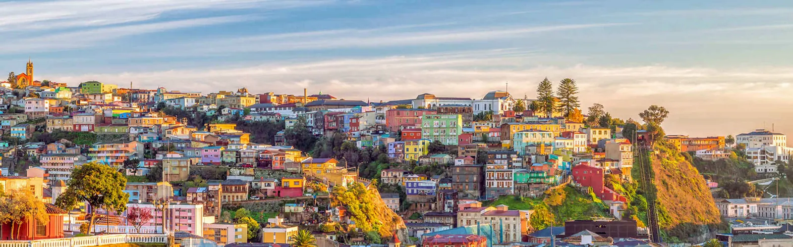 Cerros y casas de colores de Valparaíso al atardecer