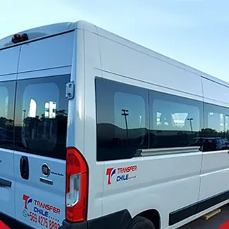 Minibús blanco rotulado de Transfer Chile