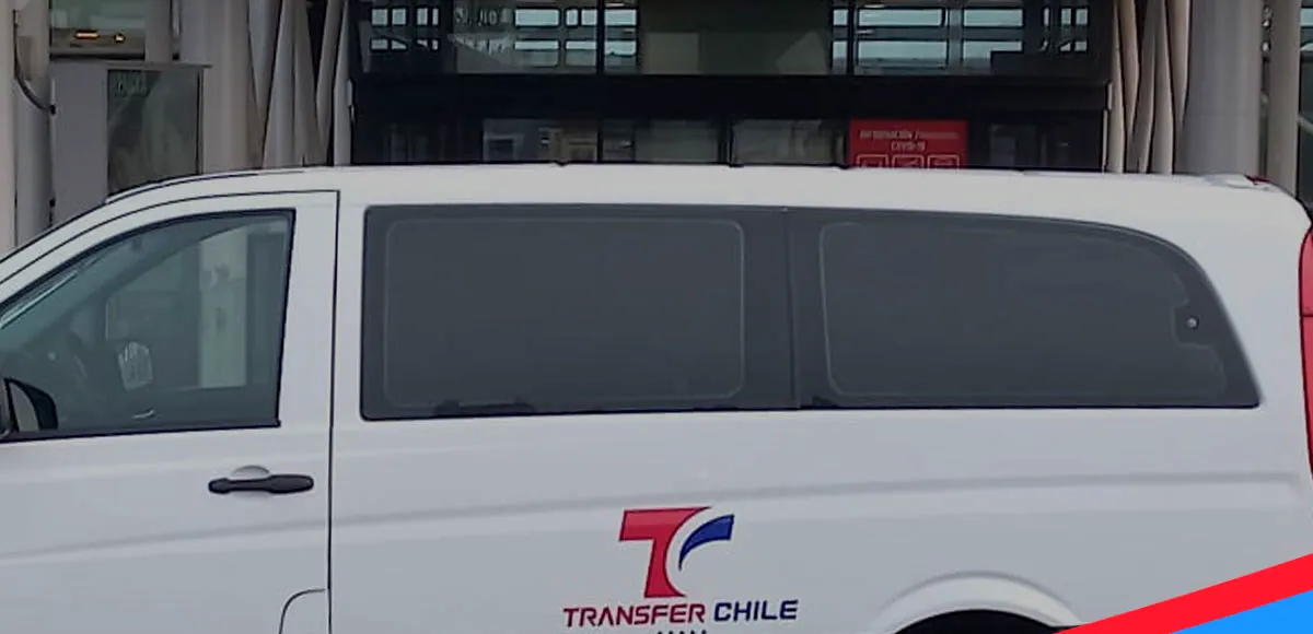 Puerta de una van con el logo de Transfer Chile en el aeropuerto de Santiago