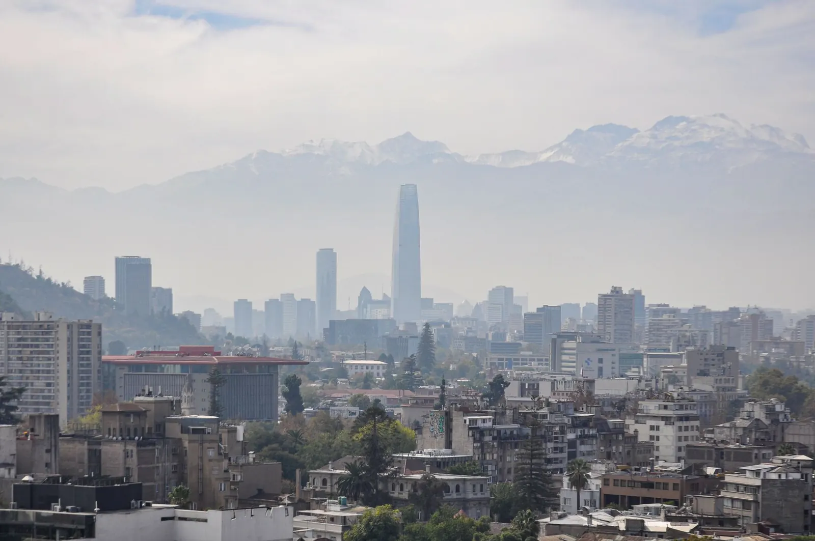 Edificios de oficinas de Santiago con la cordillera de fondo