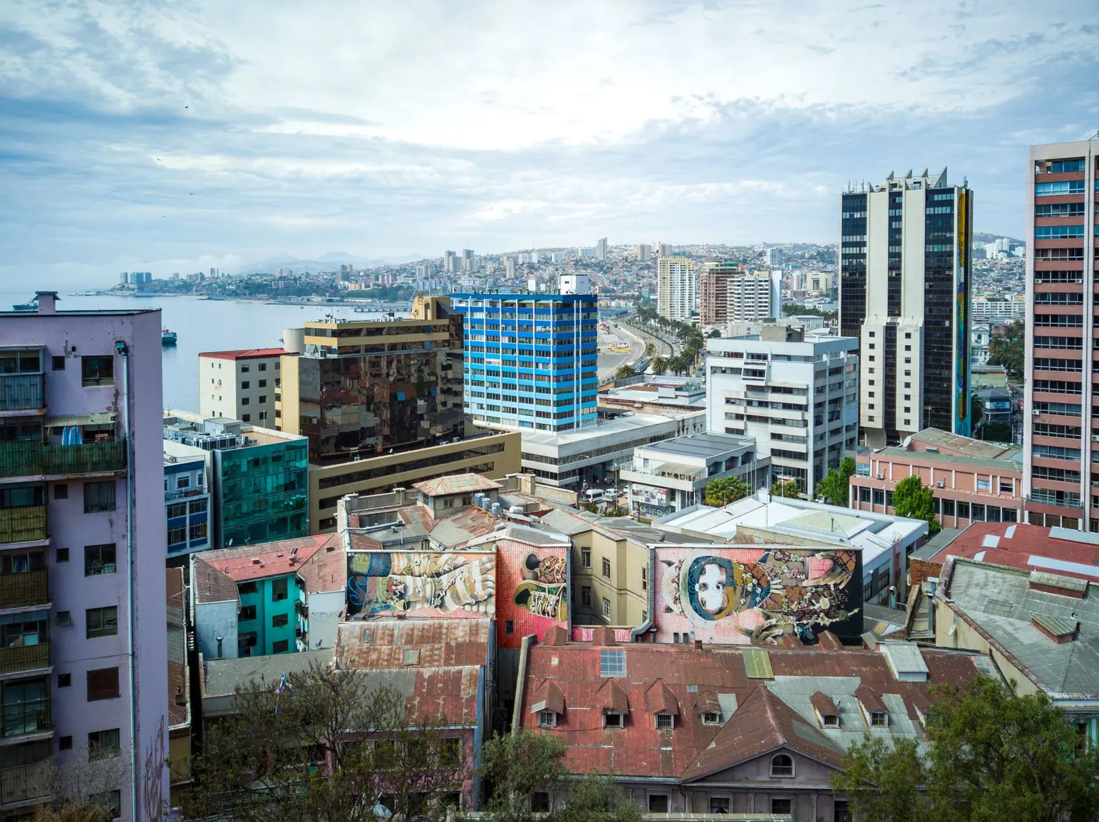 Vista de Valparaíso con la bahía y los cerros